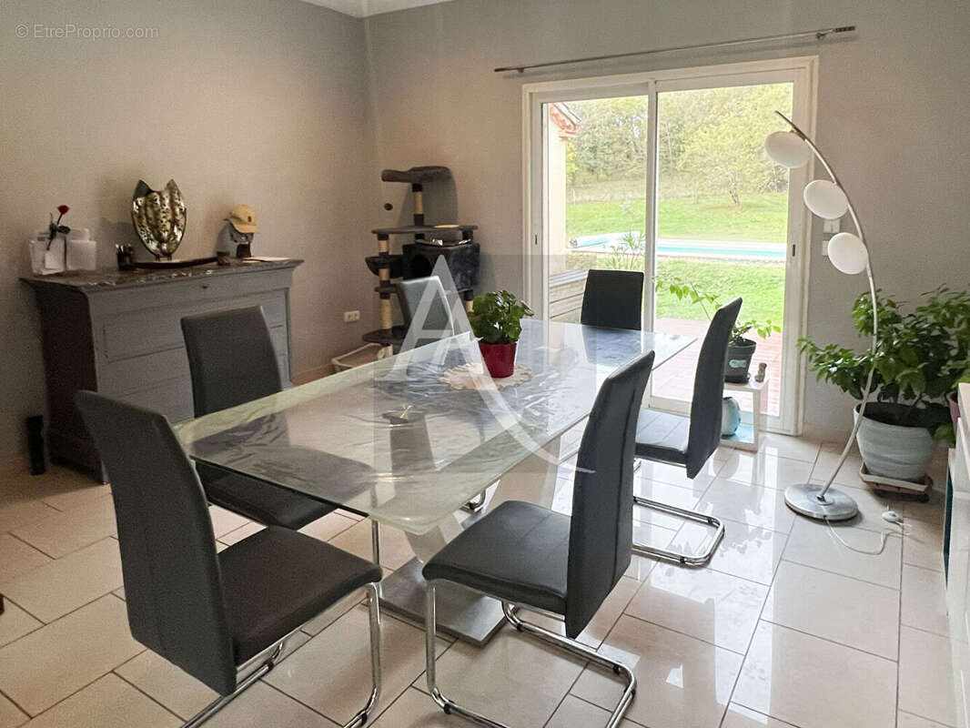 Maison à MONTAIGU-DE-QUERCY