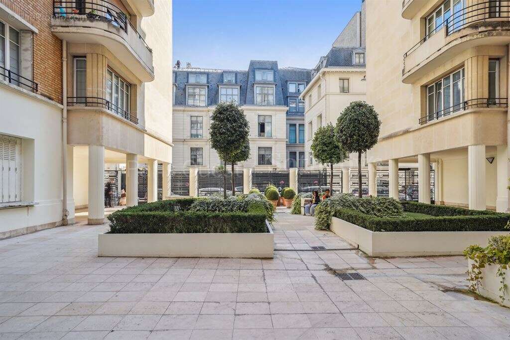 Appartement à PARIS-16E