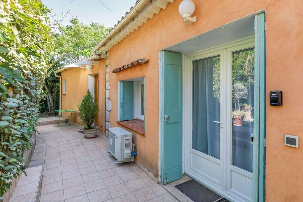 Appartement à VILLECROZE