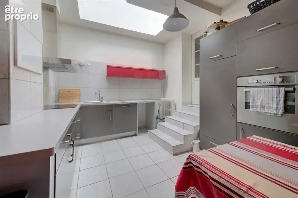 Tours (37000), Indre-et-Loire – Maison de caractère de 240 m² avec 6/7 chambres et jardin - photo 13