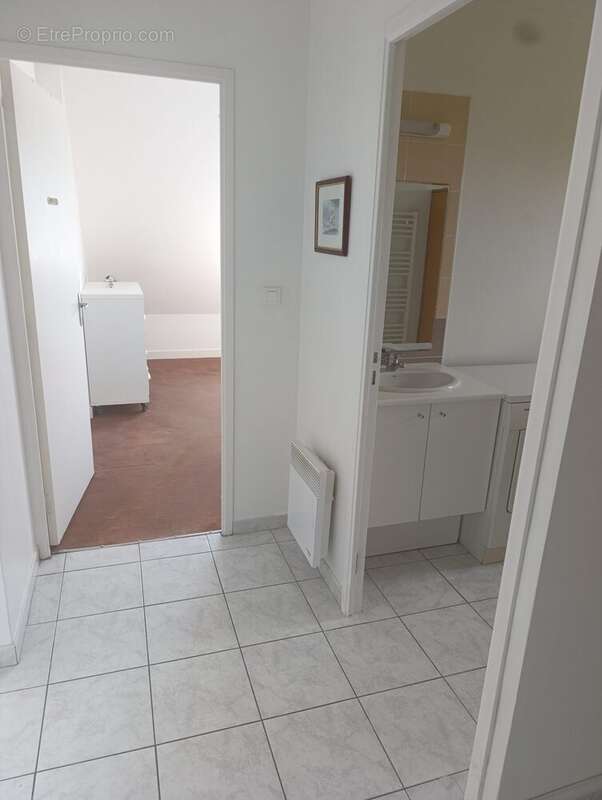 Dégagement desservant les espaces nuit et salle d'eau - Appartement à SAINT-NAZAIRE