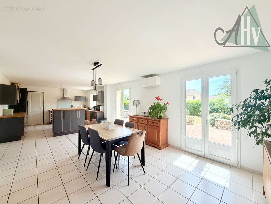 Maison - 7 pièces - avec jardin et garages - Villiers-Saint-Georges - photo 4