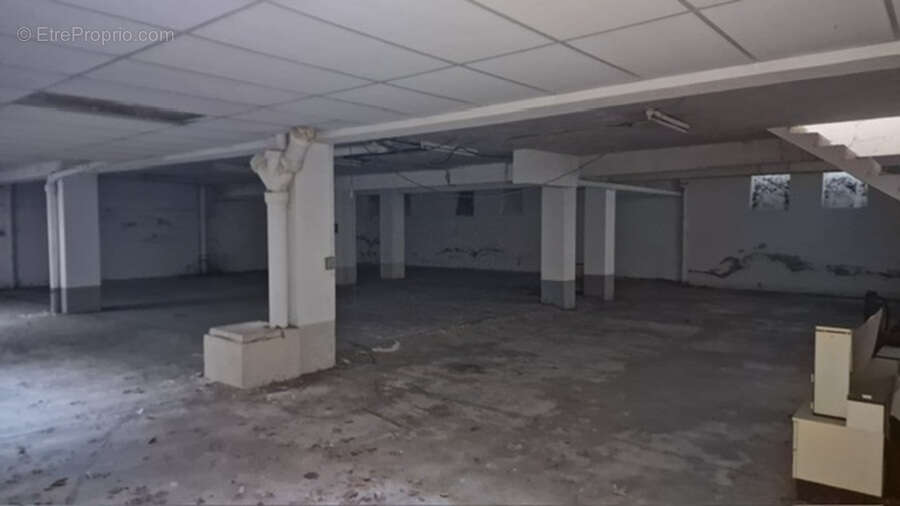 ensemble immobilier de deux lots, un local commercial et un parking de 350 m² en centre ville - photo 13