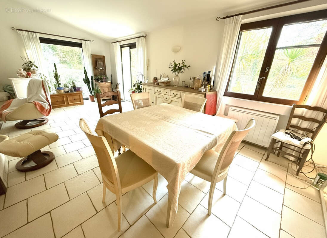 Maison ancienne avec potentiel   Terrain plat XXL et dépendances - photo 4