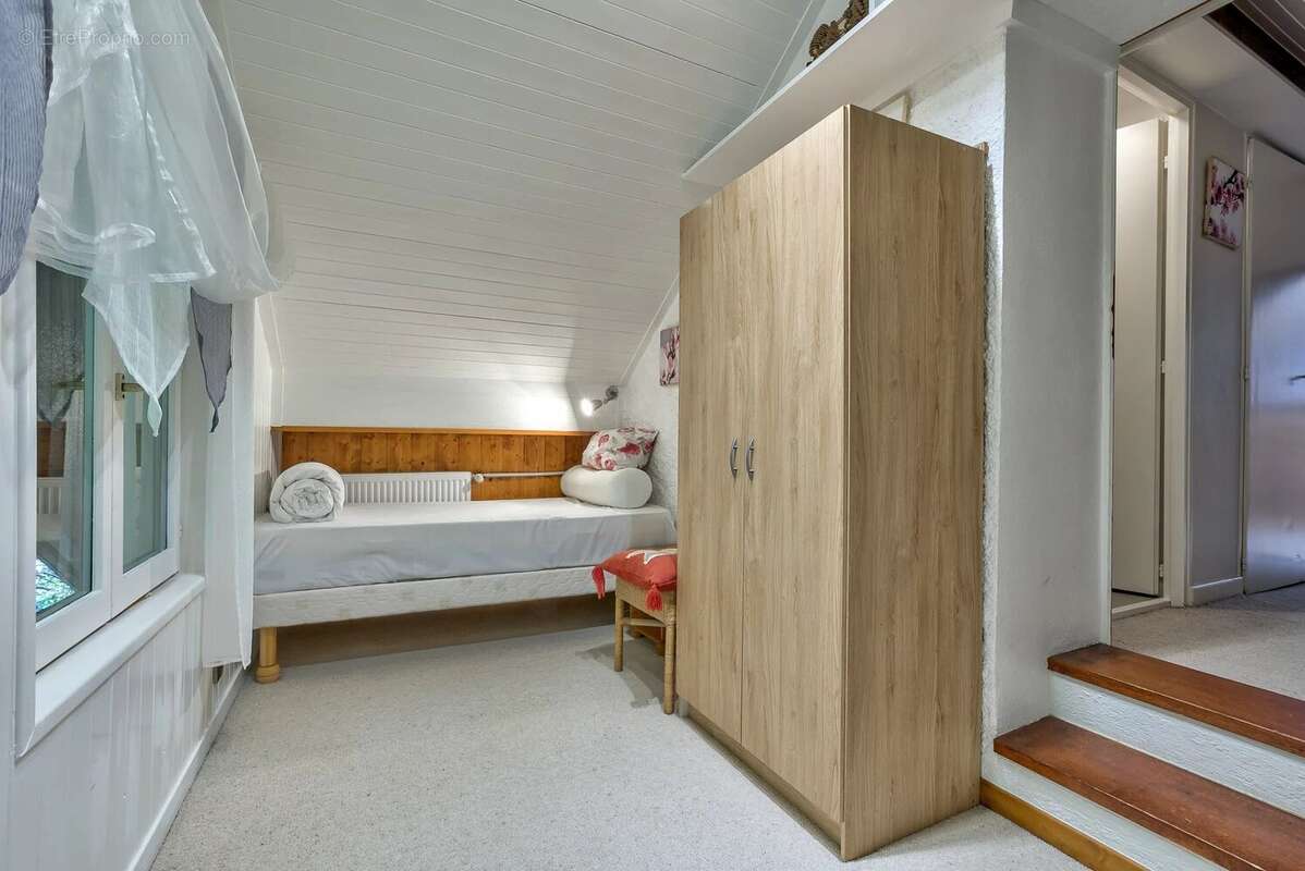 CHAMONIX - Grand chalet avec 9 chambres et beaucoup de potentiel - photo 20