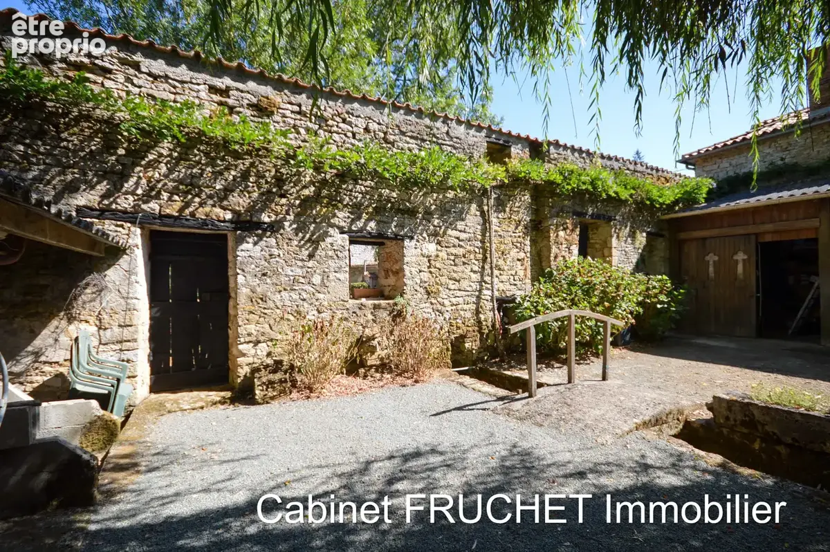 CHANTONNAY - Très jolie maison de campagne (ancien moulin à eau) bordée par une rivière - photo 16