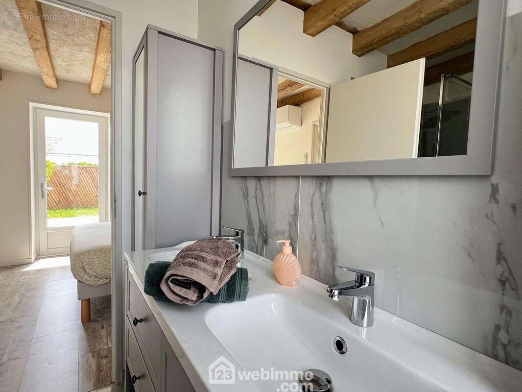 ... et sa salle de douche privative... - Maison à ANGERS