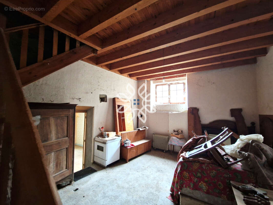 Maison avec jardin, terrasse, dépendances et fort potentiel - photo 8