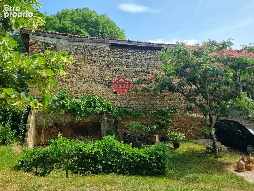 Maison urbaine spacieuse rénovée écologiquement avec dépendance et jardin - photo 12