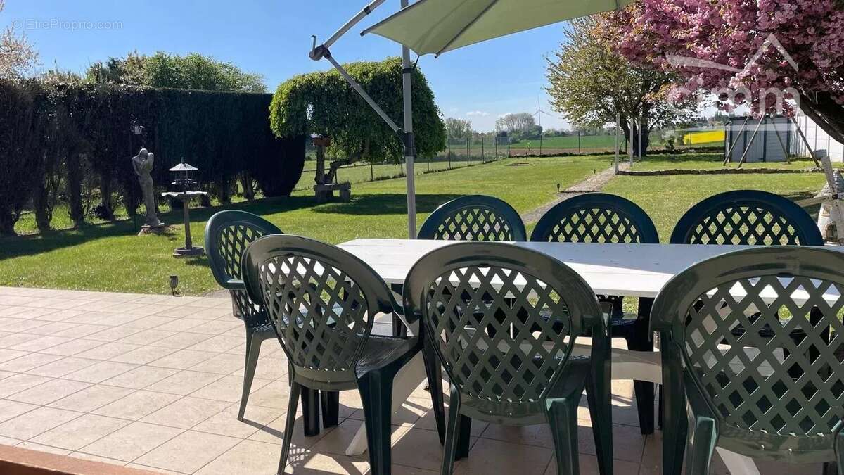 Maison individuelle rénovée avec jardin, vue dégagée et prestations de qualité - photo 15