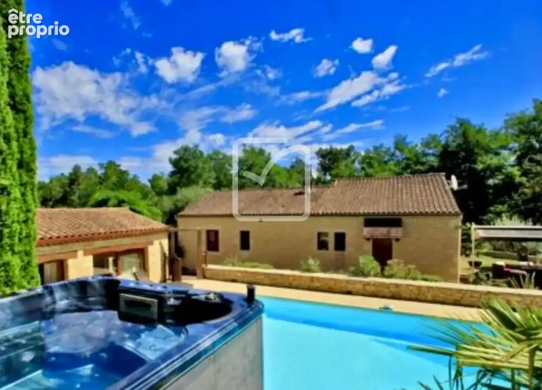 Vente privée exclusive - Splendide ensemble immobilier avec maison et dépendances, piscine et parc arboré clos - photo 2