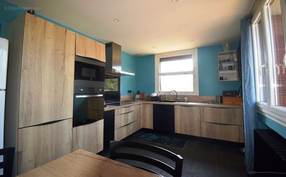 À VENDRE - Maison sur les hauteurs de CUSSET avec garage et jardin. - photo 5