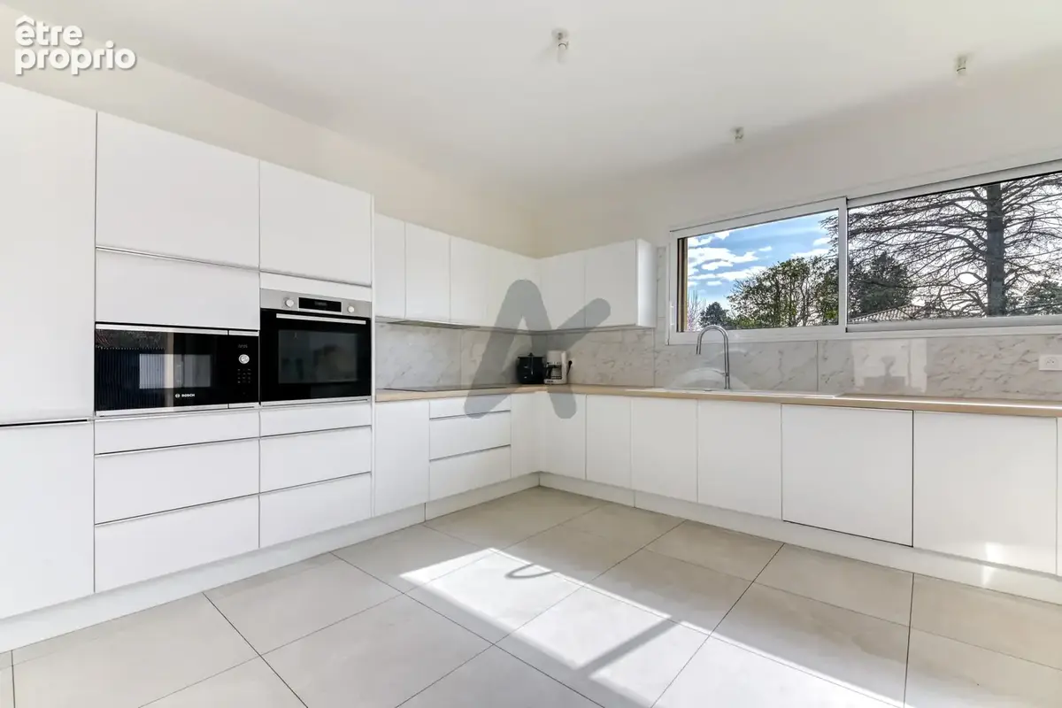 Ecully - Les Serres: Une maison contemporaine de 189m2, 5 chambres, terrasse, jardin, piscine et garage. - photo 5