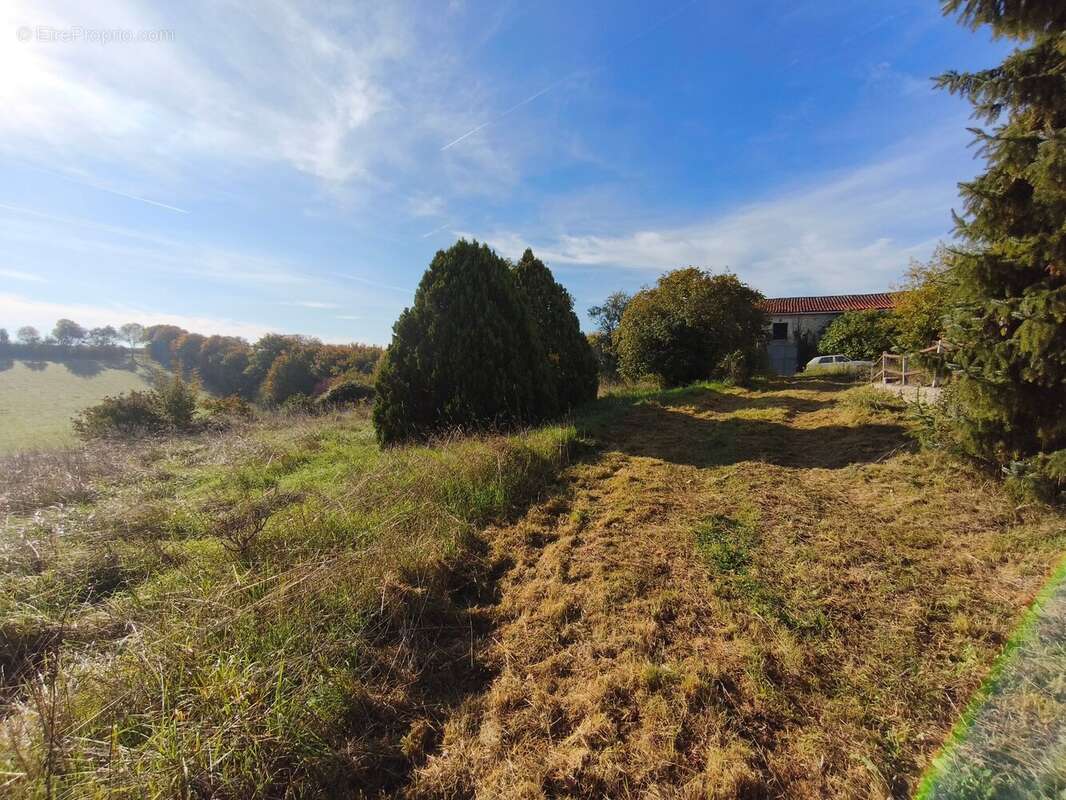 Maison à SAINT-GENIS-D'HIERSAC