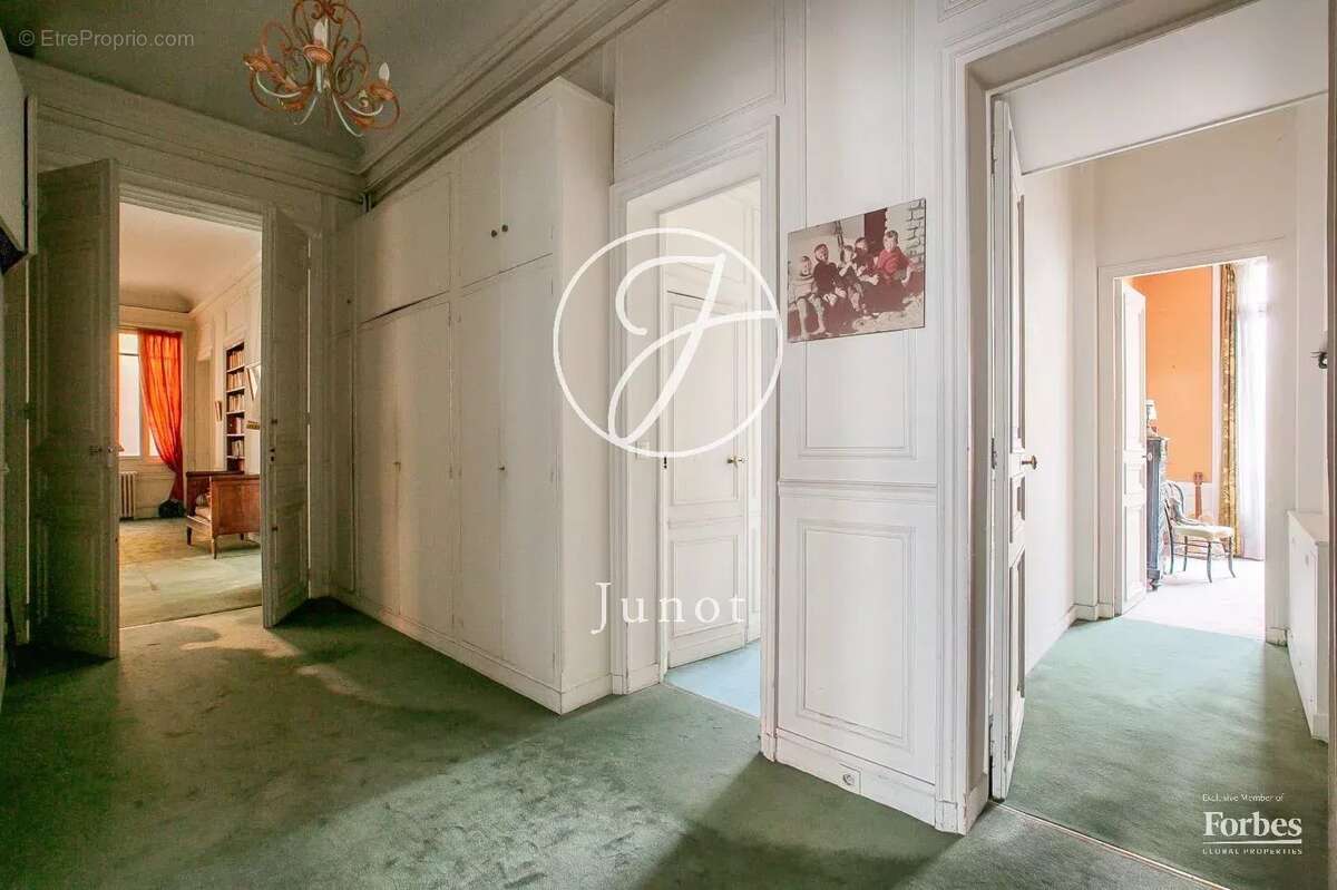 Appartement à PARIS-16E