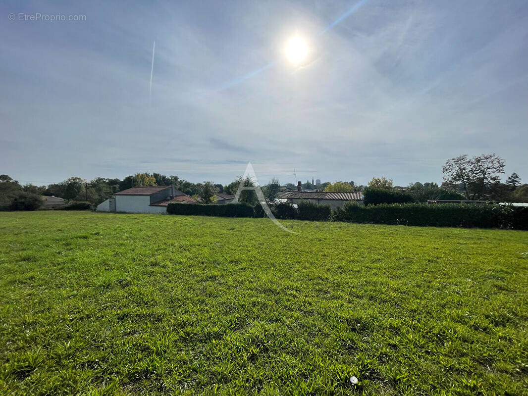 Terrain à FONTENAY-LE-COMTE