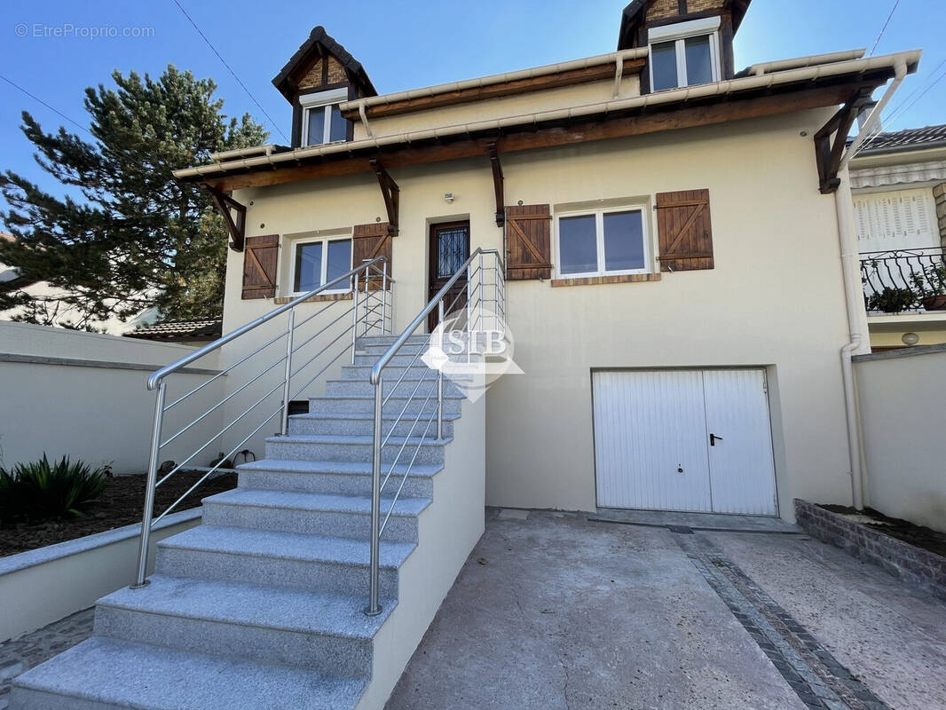 Maison à SAINTE-GENEVIEVE-DES-BOIS