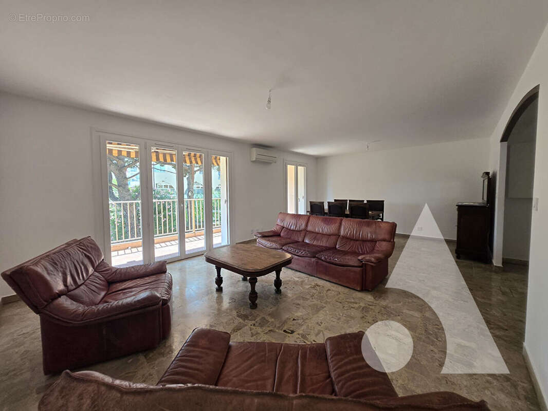 FREJUS PLAGE à 300 m des plages, T3 de 77 m² avec terrasse, parking et cave - photo 2