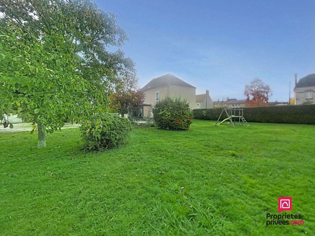 Maison à SAINT-COSME-EN-VAIRAIS