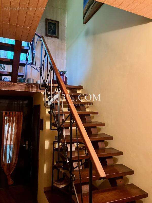 Maison sur les hauteurs avec terrain boisé - photo 11
