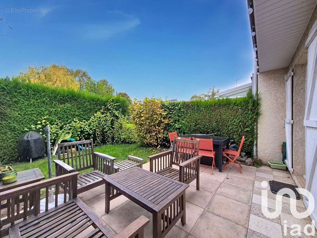 Photo 2 - Maison à LE MESNIL-SAINT-DENIS