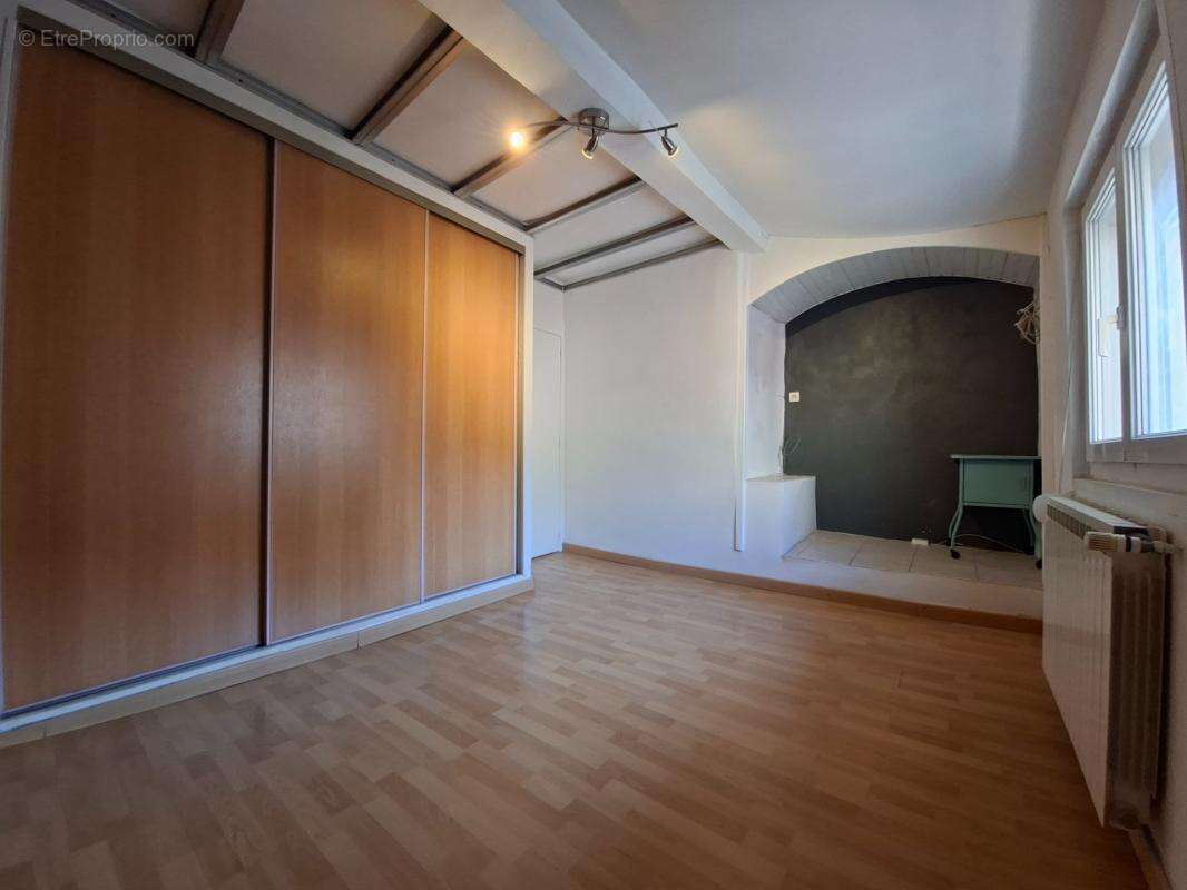  DUPLEX 70 m² – Seulement 110 000 € – Une opportunité rare à Marseille 11e (Saint-Marcel) - photo 7