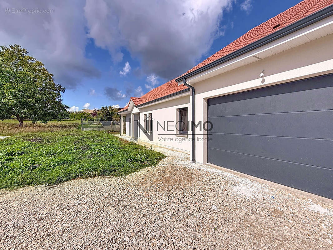 Maison à NEUFCHATEAU