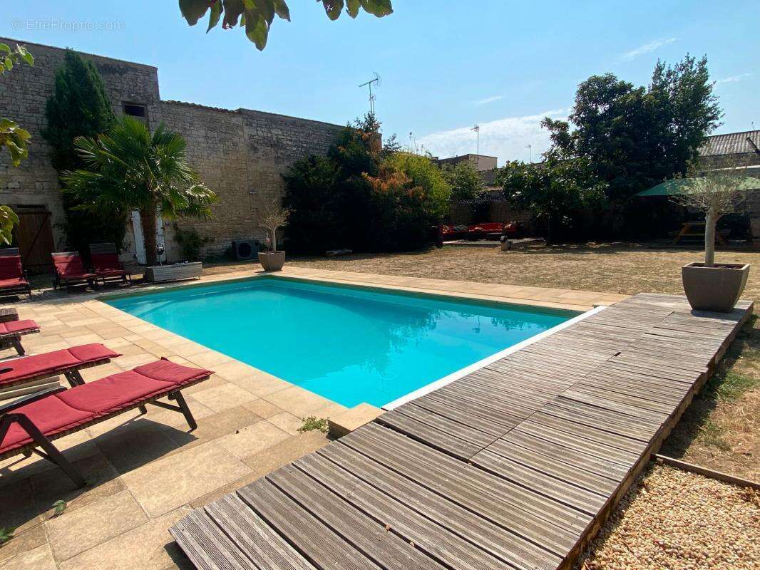 Lucon (85)- coeur de ville - demeure bourgeoise xix d'exception 5 chambres avec piscine sur parc 1440m² - photo 2