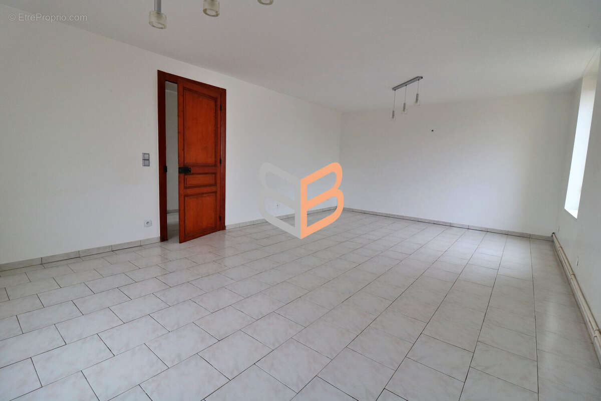 Appartement 240 m² à Thil  - photo 5