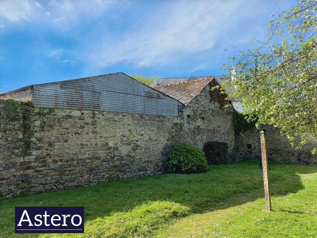 Garage individuel polyvalent de 235 m2 à Pontivy - photo 4