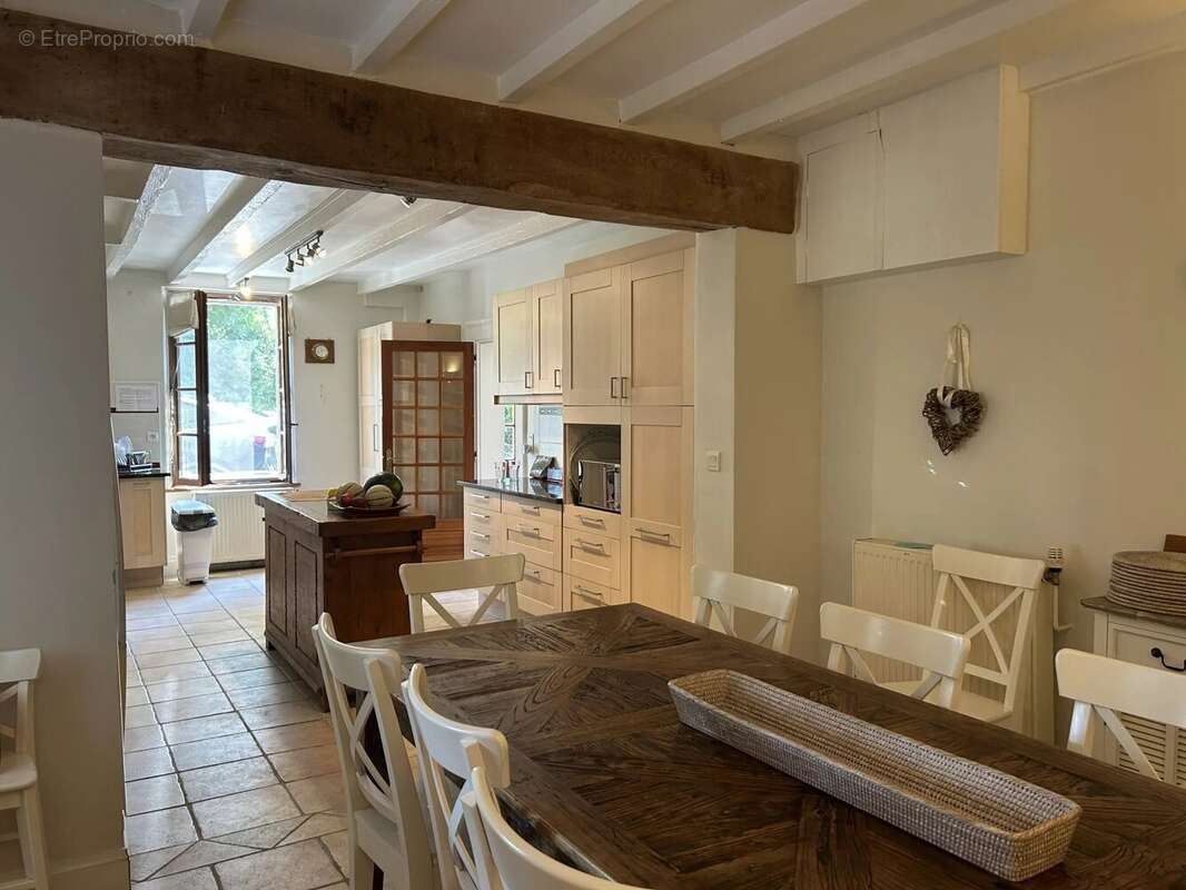 Spacieuse résidence individuelle de 6 chambres et 5 salles de bains avec piscine - photo 4