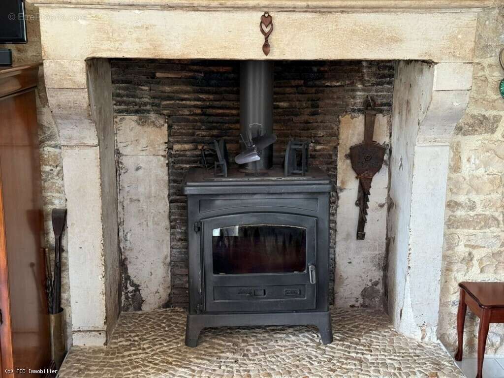 Maison de Caractère avec 5 Chambres Avec Terrain, 6 Minutes d'Aunac-Sur-Charente - photo 10