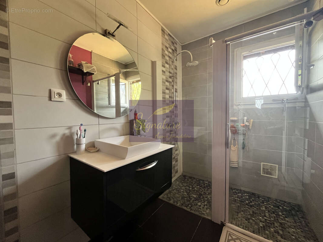 Maison familiale en ossature bois de 145 m2, quatre chambres.  Terrain de 1824 m2 garage double. - photo 11