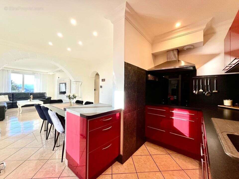 CUISINE OUVERTE - Appartement à VETRAZ-MONTHOUX