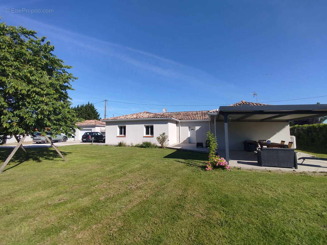 Maison à NEGREPELISSE