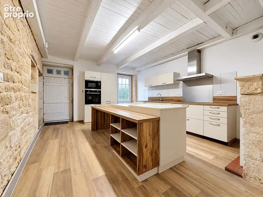 Saint-agnant - une maison de caractère de 220 m² aux beaux volumes, avec hangar et dépendances - photo 3