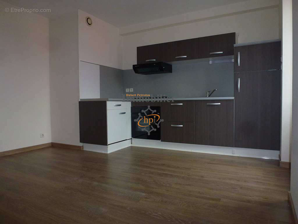 Vente appartement de type 4 avec balcon, centre-ville Saint Affrique - photo 3