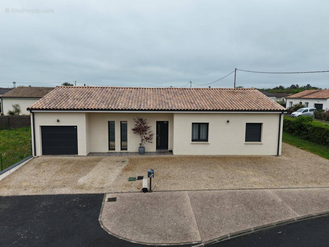 Maison à ROCHES-PREMARIE-ANDILLE