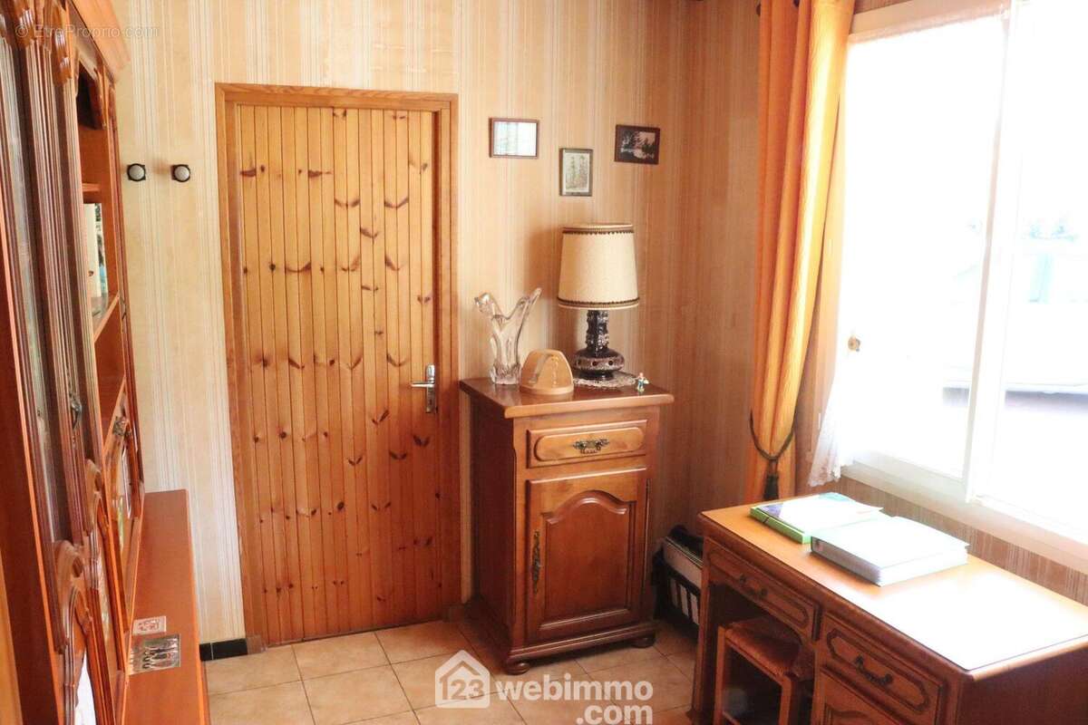 Bureau avec vue sur le jardin. - Maison à SAINT-HILAIRE-LA-FORET