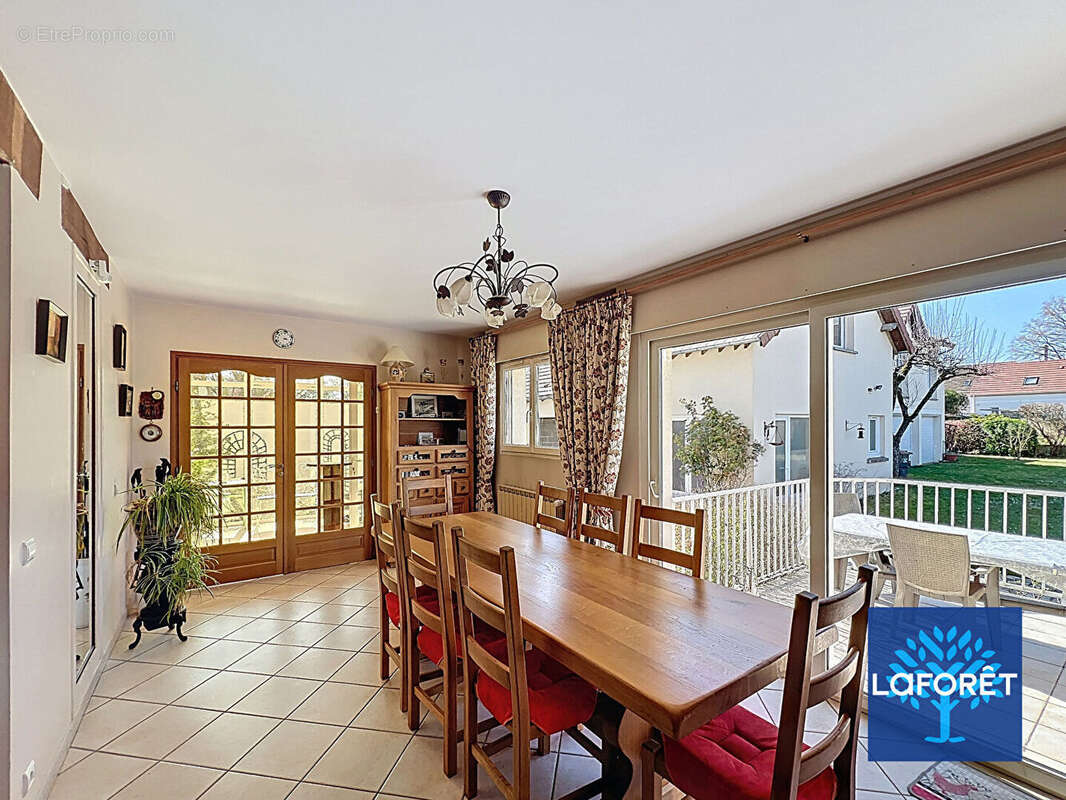 Maison à D'HUISON-LONGUEVILLE