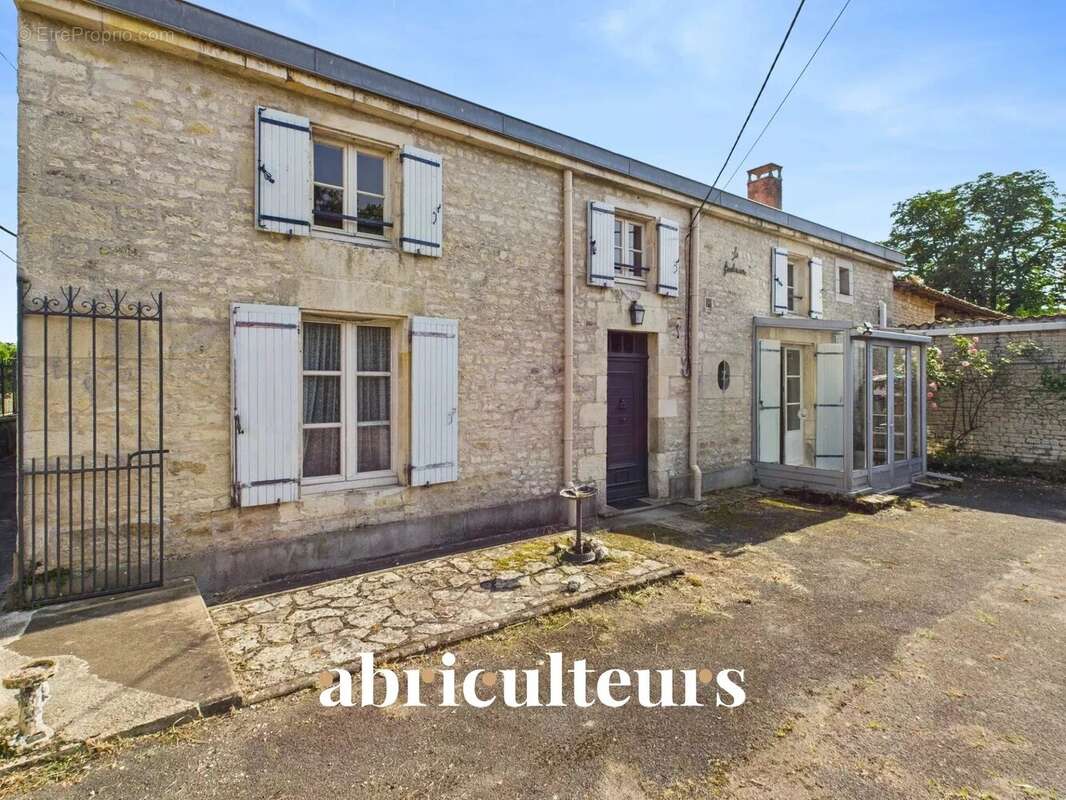 Maison à VILLENEUVE-LA-COMTESSE