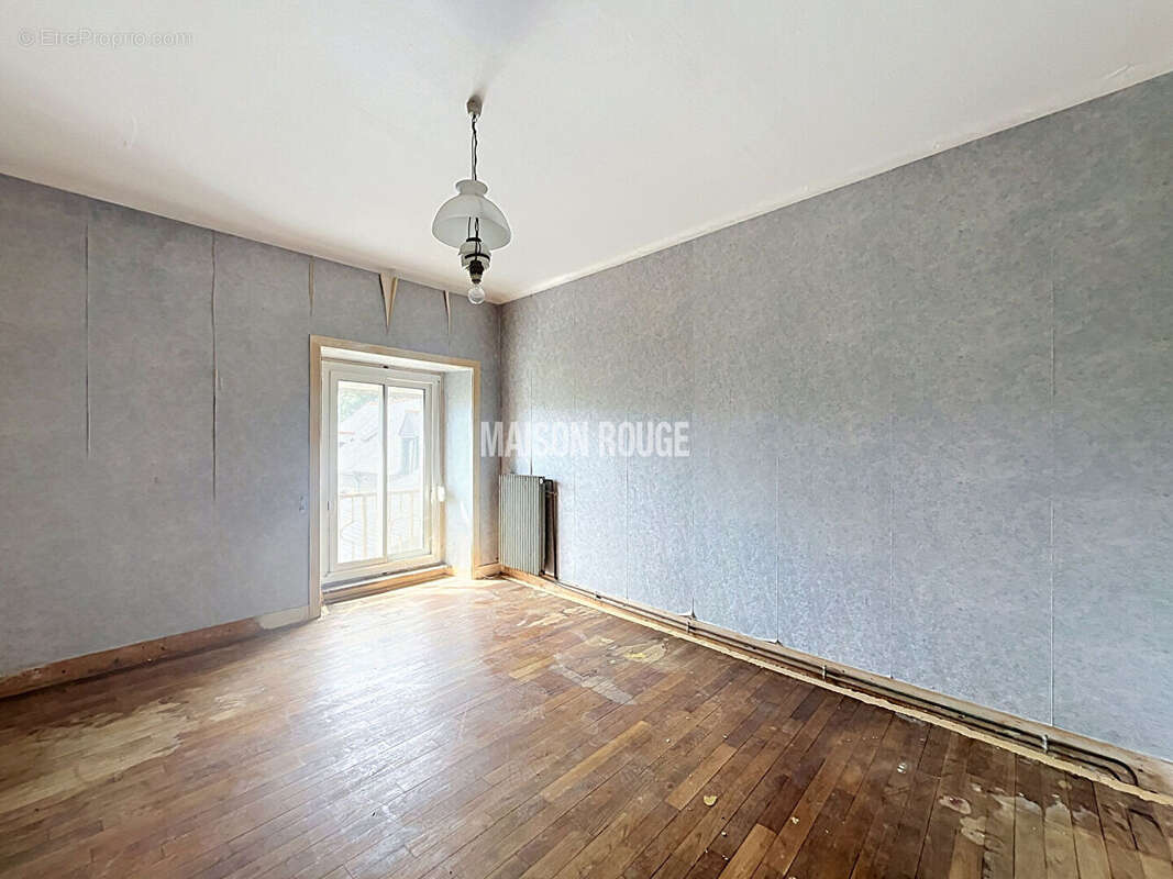 TRESSE - Maison en pierre à rénover avec jardin de 900 m², garage et beau potentiel d'aménagement - photo 10