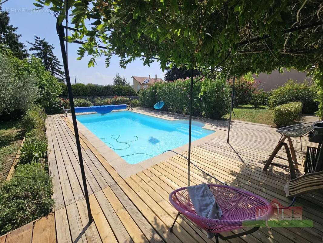 CHUZELLES, Villa T6 de 150m², terrain de 1000m² avec piscine. - photo 2