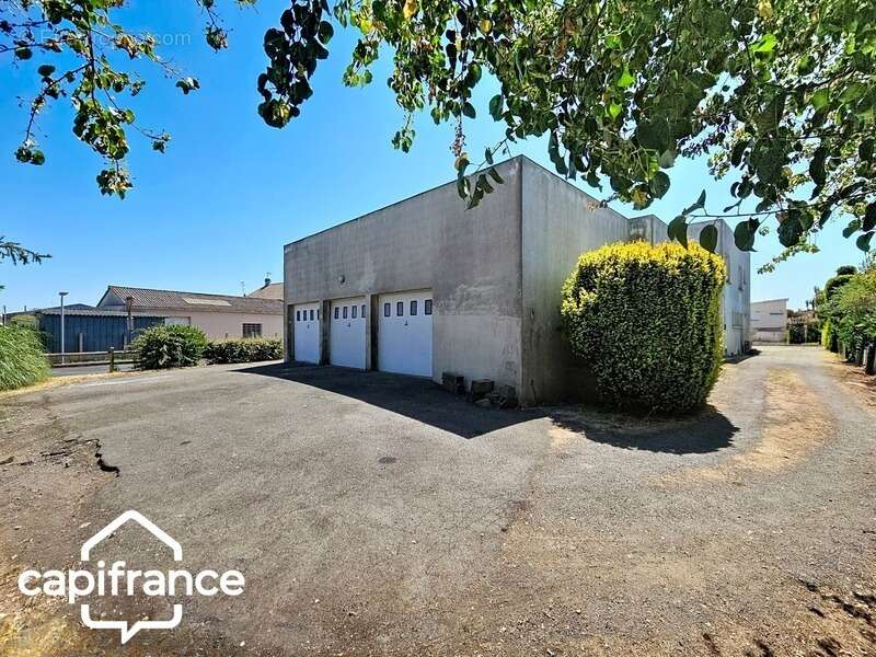Local d’activité 260 m² + logement 132 m² – parking privé – terrain 1 690 m² – forte visibilité – Thouars (79100) - photo 5
