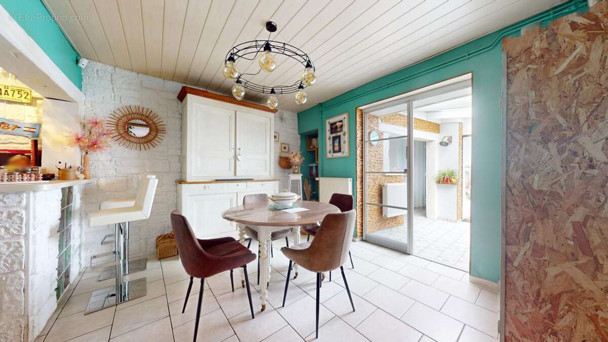 A VENDRE : Maison 6 pièces avec cour et jardin  ( à 20 mins de REIMS via l'autoroute A34) - photo 2