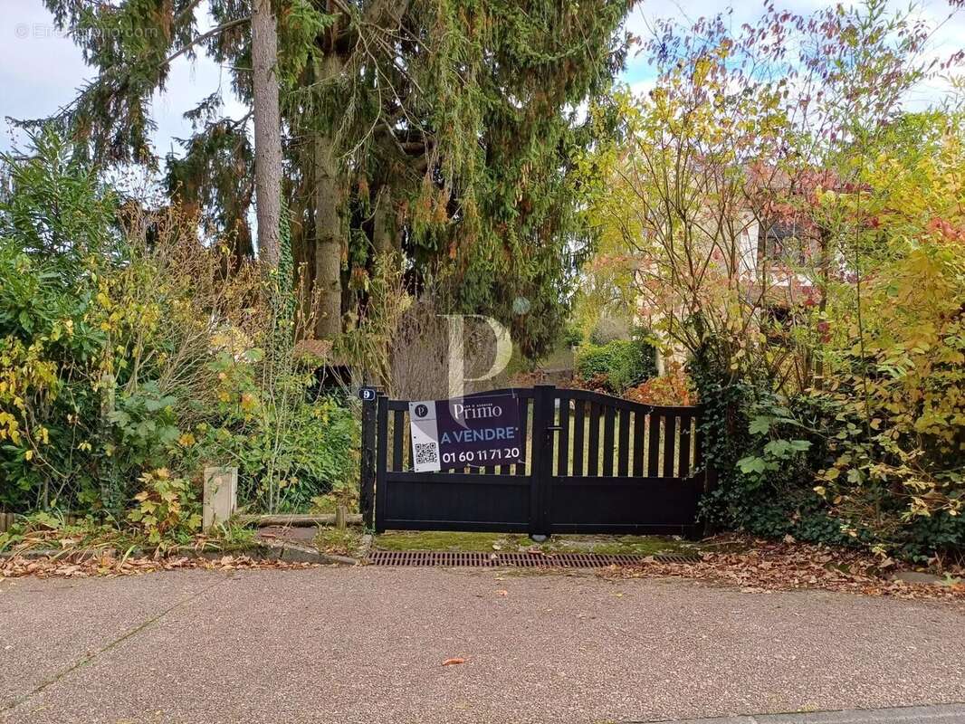 Terrain à VERRIERES-LE-BUISSON