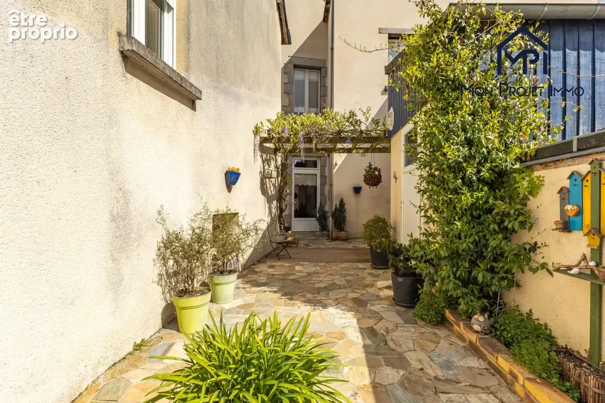 Maison à MONTSURS
