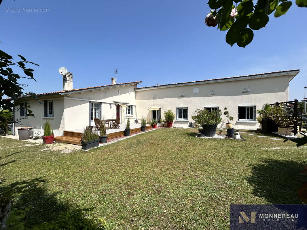 Maison à BARBEZIEUX-SAINT-HILAIRE