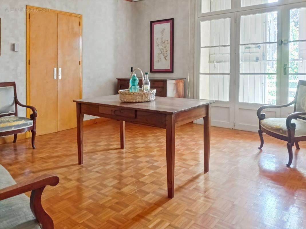 Maison à LAUDUN-L'ARDOISE