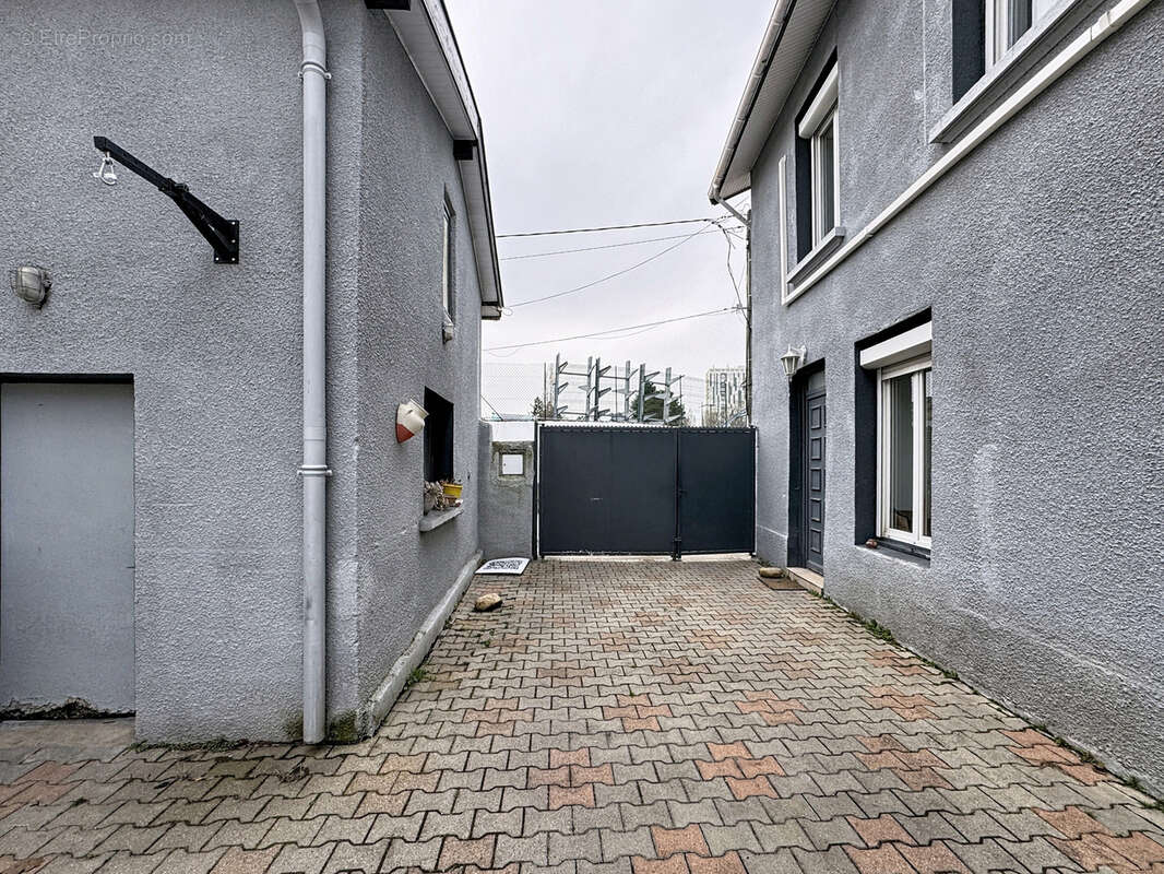 Maison à SAINT-GENIS-LAVAL